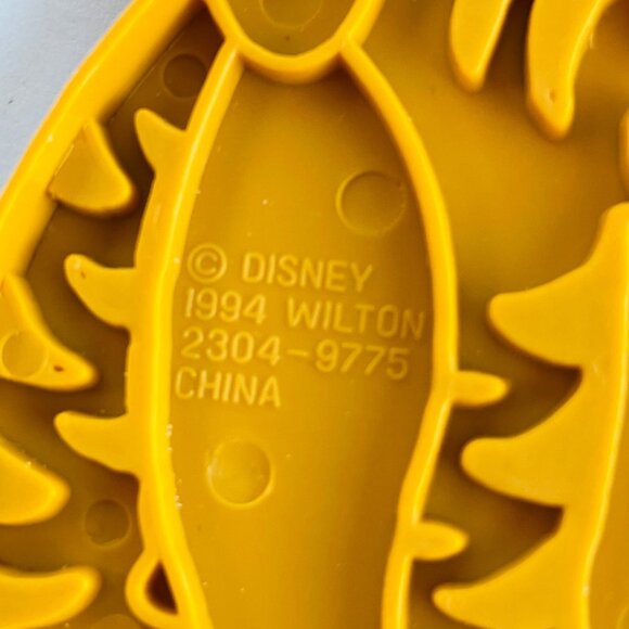 Disney 1994 Wilton Tigger Cookie Cutter Yellow Plastic Vintage from Winnie the P - Picture 5 of 5